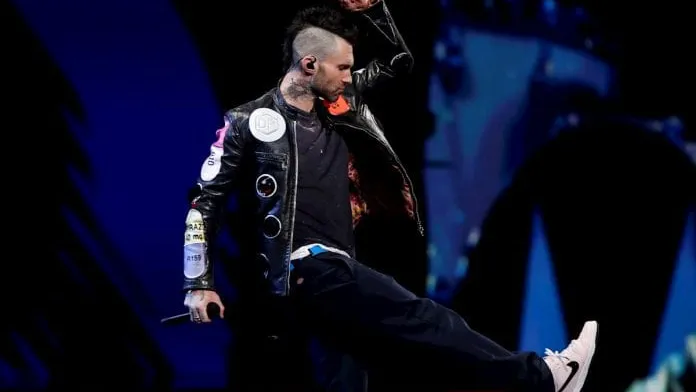 Adam Levine durante un concierto