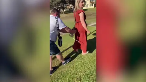 Viaja por primera vez a Australia y le gastan una terrorífica broma con una serpiente Viaja por primera vez a Australia y le gastan una terrorífica broma con una serpiente