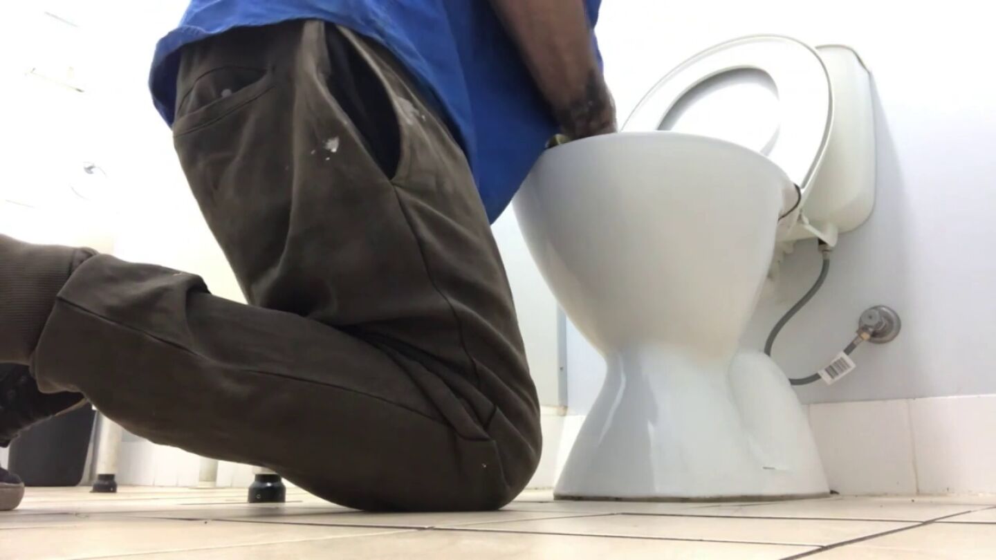 Entra al ba&ntilde;o de su oficina en Australia y se encuentra algo terror&iacute;fico
