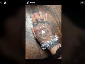 Una tiktoker se implanta en la mano una estrella cinco puntas
