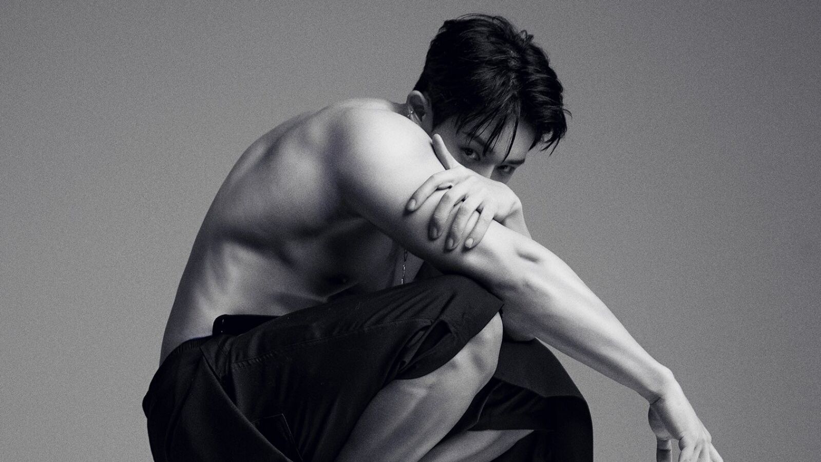 Wonho demuestra a los haters su capacidad vocal en su último comeback, 'Don’t Regret'