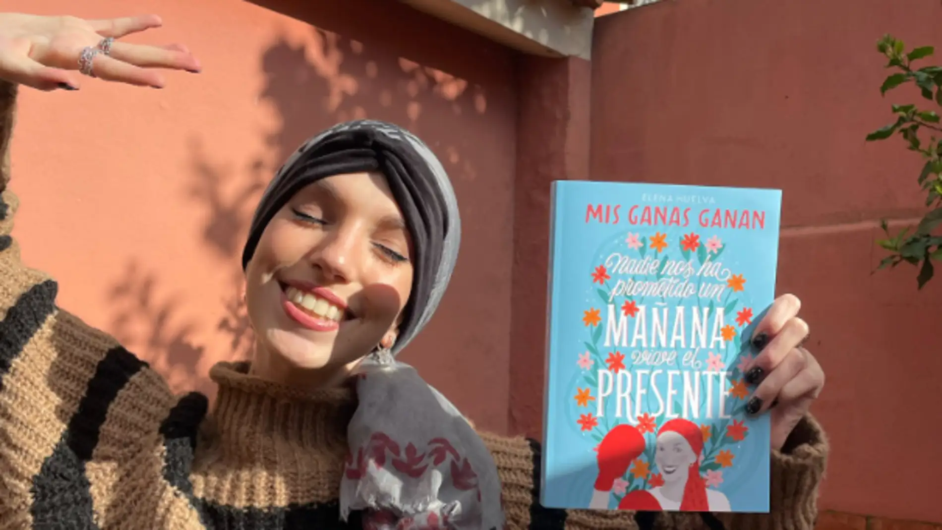 Elena Huelva con su libro 'Mis ganas ganan'