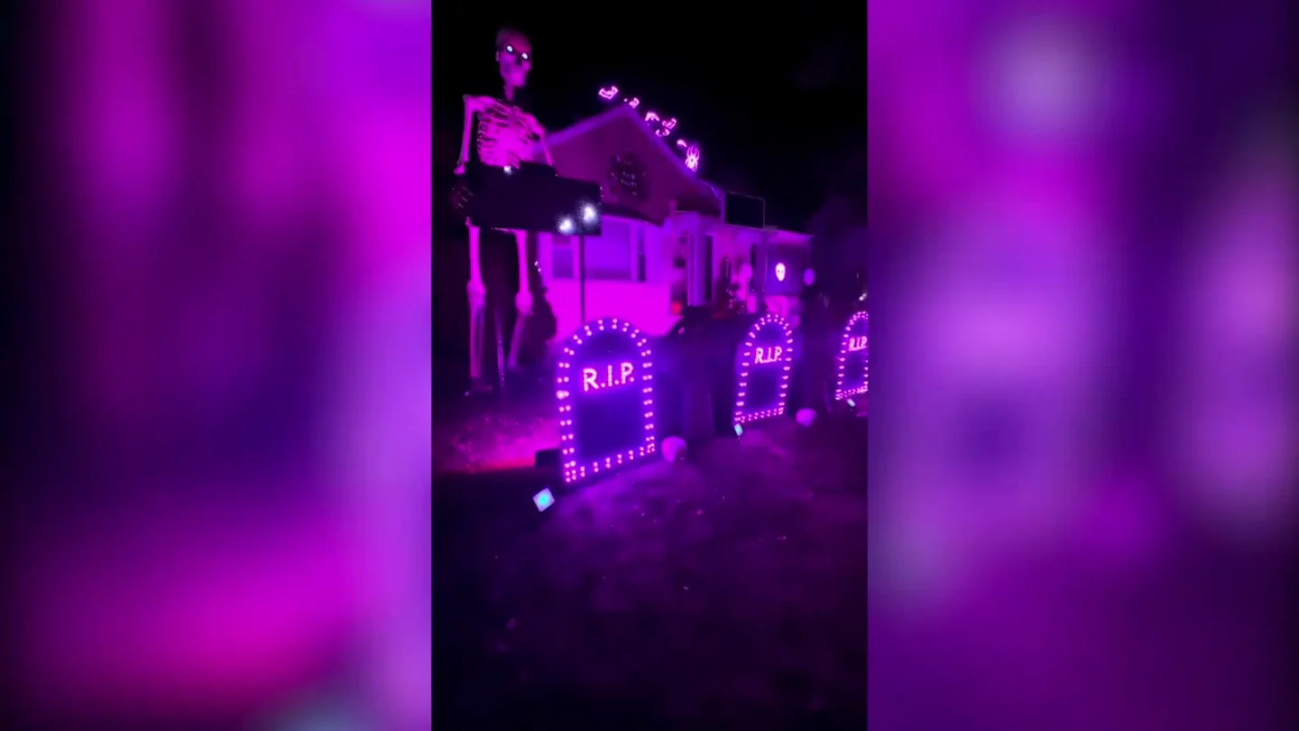 Se gasta 50.000 dolares decorando su casa para Halloween y este es el resultado Se gasta 50.000 dolares decorando su casa para Halloween y este es el resultado