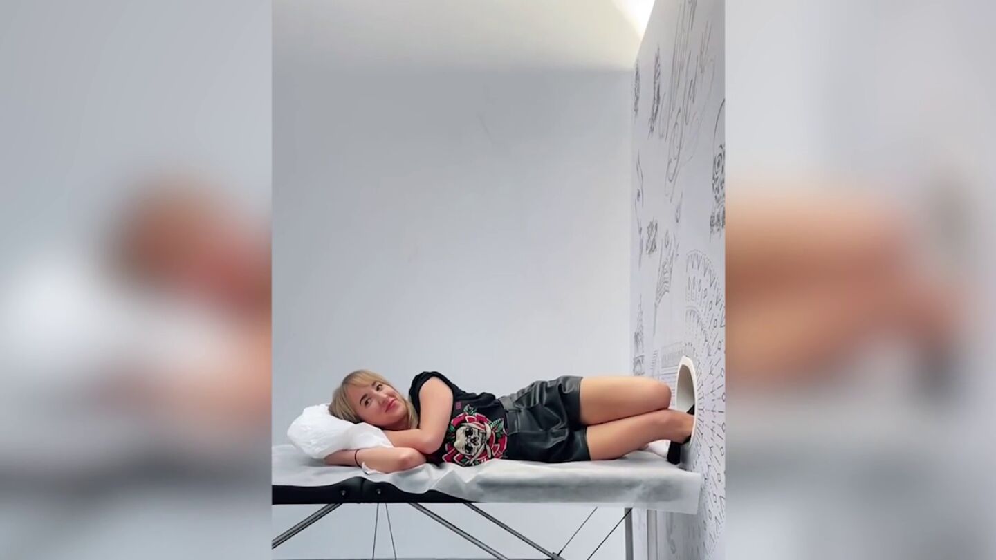 Una mujer se hace un misterioso tatuaje sin mirar y se arrepiente al instante