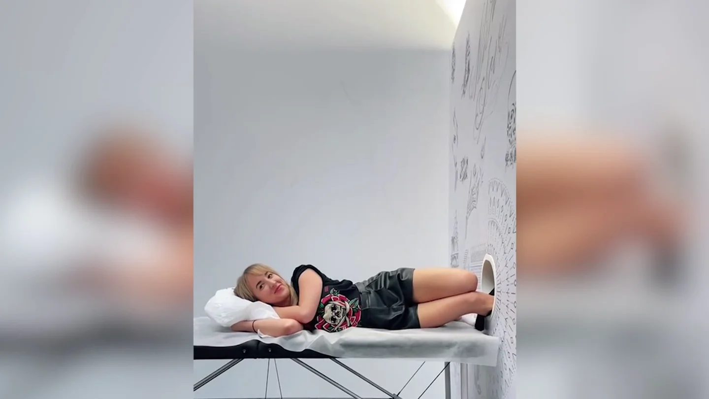 Una mujer se hace un misterioso tatuaje sin mirar y se arrepiente al instante Una mujer se hace un misterioso tatuaje sin mirar y se arrepiente al instante
