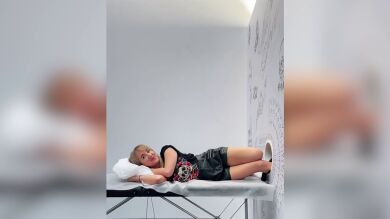 Una mujer se hace un misterioso tatuaje sin mirar y se arrepiente al instante