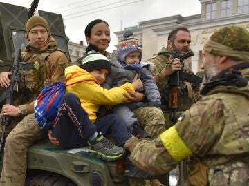 Soldados ucranianos junto a unos niños en la ciudad de Kherson