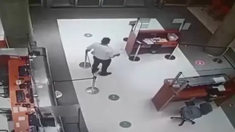 Un guardia de seguridad atiende a un paciente fantasma en un hospital de Argentina Un guardia de seguridad atiende a un paciente fantasma en un hospital de Argentina