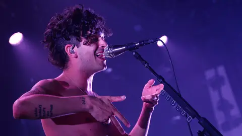 Matty Healy, cantante de The 1975, durante un concierto Matty Healy, cantante de The 1975, durante un concierto