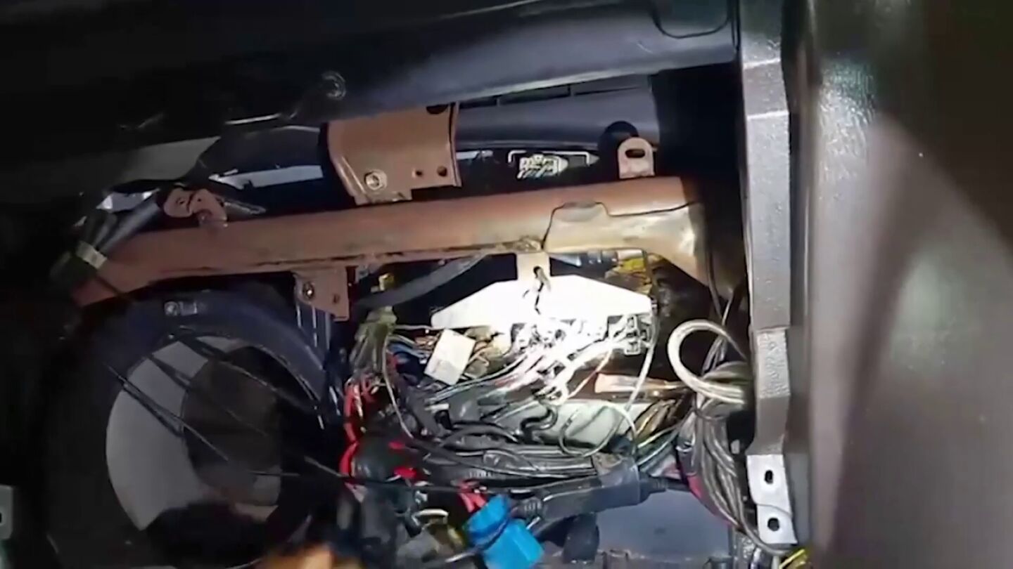 Escuchan un ruido dentro de su coche y cuando abren el salpicadero encuentran una serpiente pit&oacute;n gigante