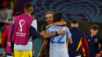 El seleccionador de España Luis Enrique abraza a Pablo Sarabia
