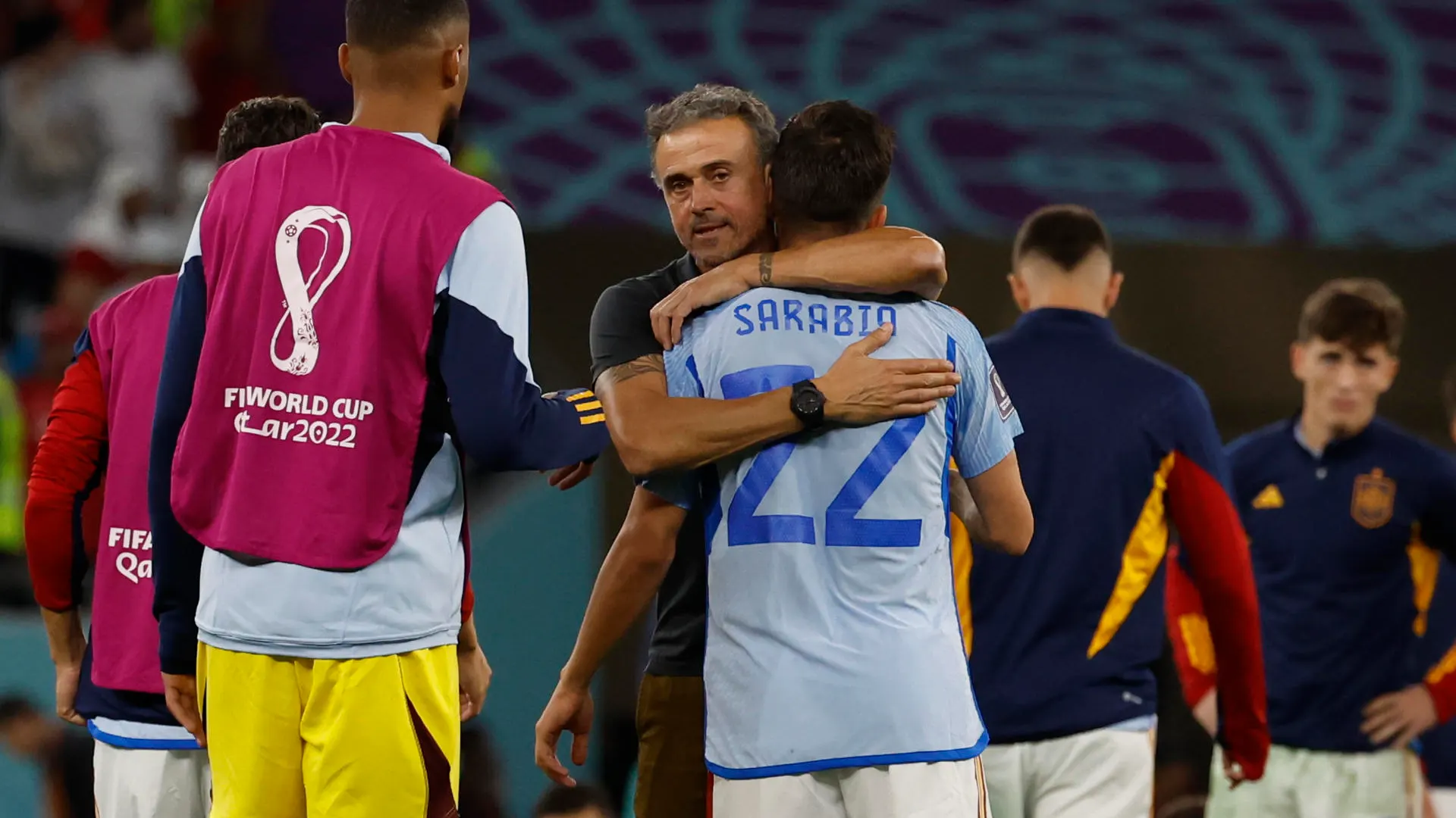 El seleccionador de Espa&ntilde;a Luis Enrique abraza a Pablo Sarabia