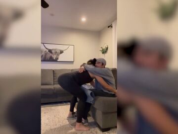 Una pareja emociona a todo el mundo al compartir el primer abrazo que se dan de pie en siete años