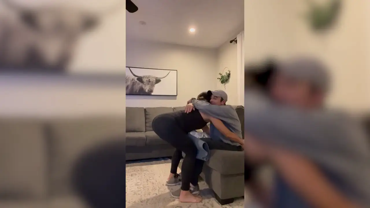 Una pareja emociona a todo el mundo al compartir el primer abrazo que se dan de pie en siete años