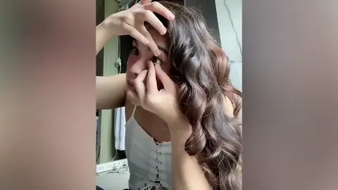Una mujer arrasa en TikTok al mostrar cómo se coloca la prótesis ocular después de luchar contra un tumor Una mujer arrasa en TikTok al mostrar cómo se coloca la prótesis ocular después de luchar contra un tumor