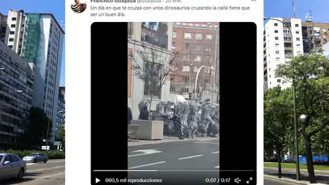 ¿Qué hace una manada de dinosaurios suelta por las calles de Madrid? ¿Qué hace una manada de dinosaurios suelta por las calles de Madrid?