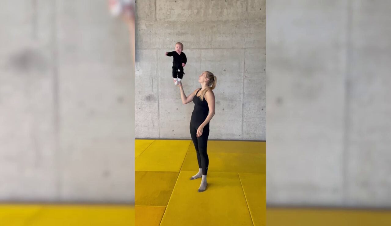 Una madre se vuelve viral haciendo rutinas acrobáticas con su bebé