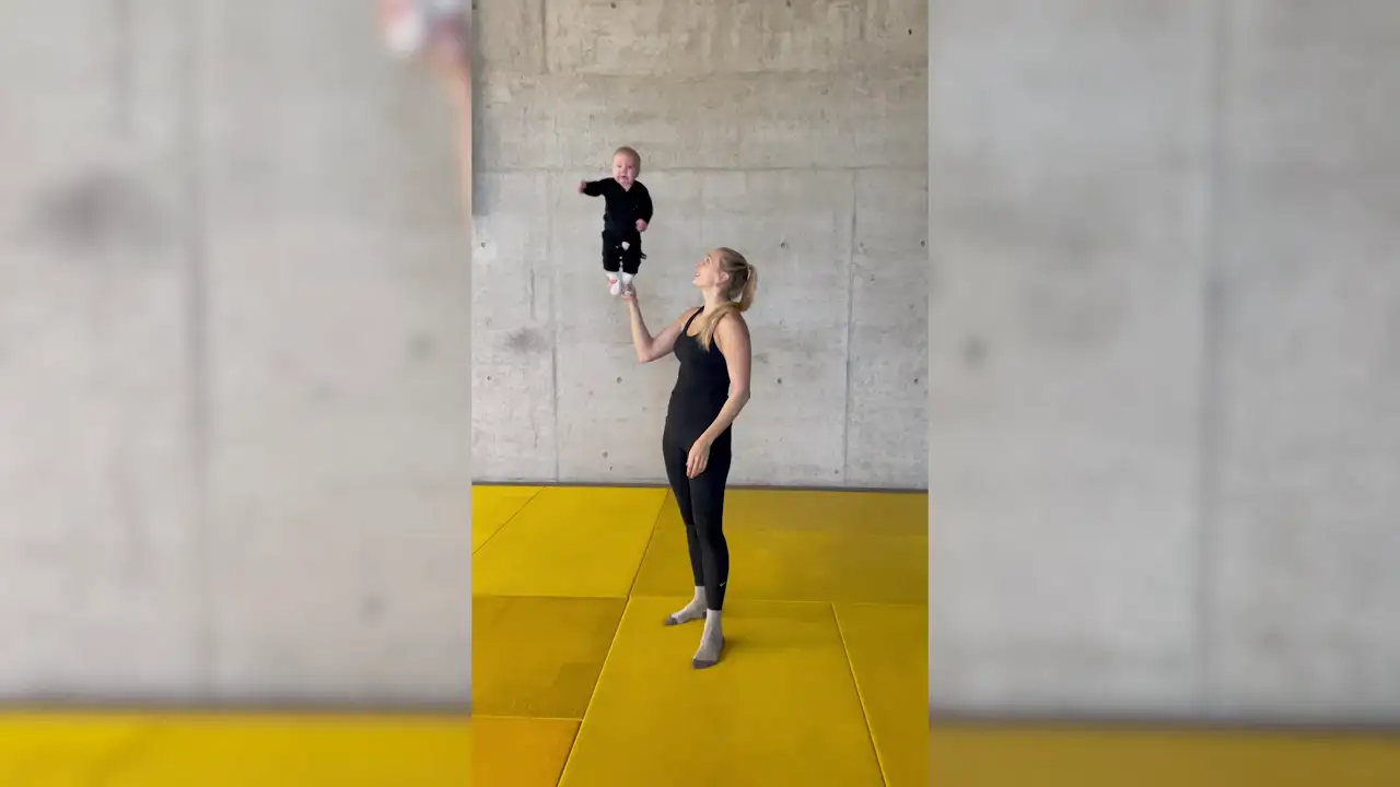 Una madre se vuelve viral haciendo rutinas acrobáticas con su bebé