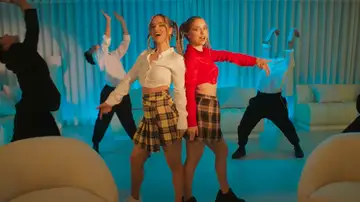 Twin Melody en el videoclip de 'Sayonara'.