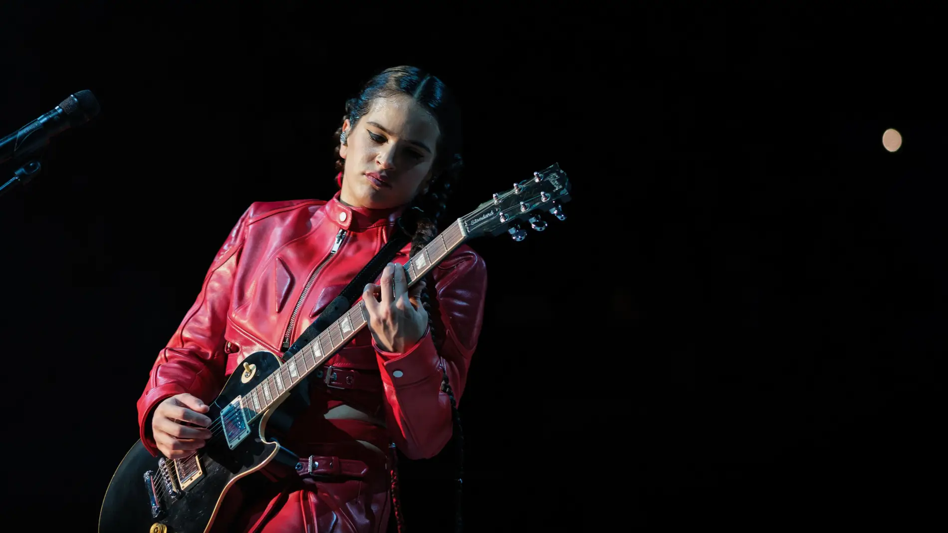 Rosalía durante uno de sus conciertos.