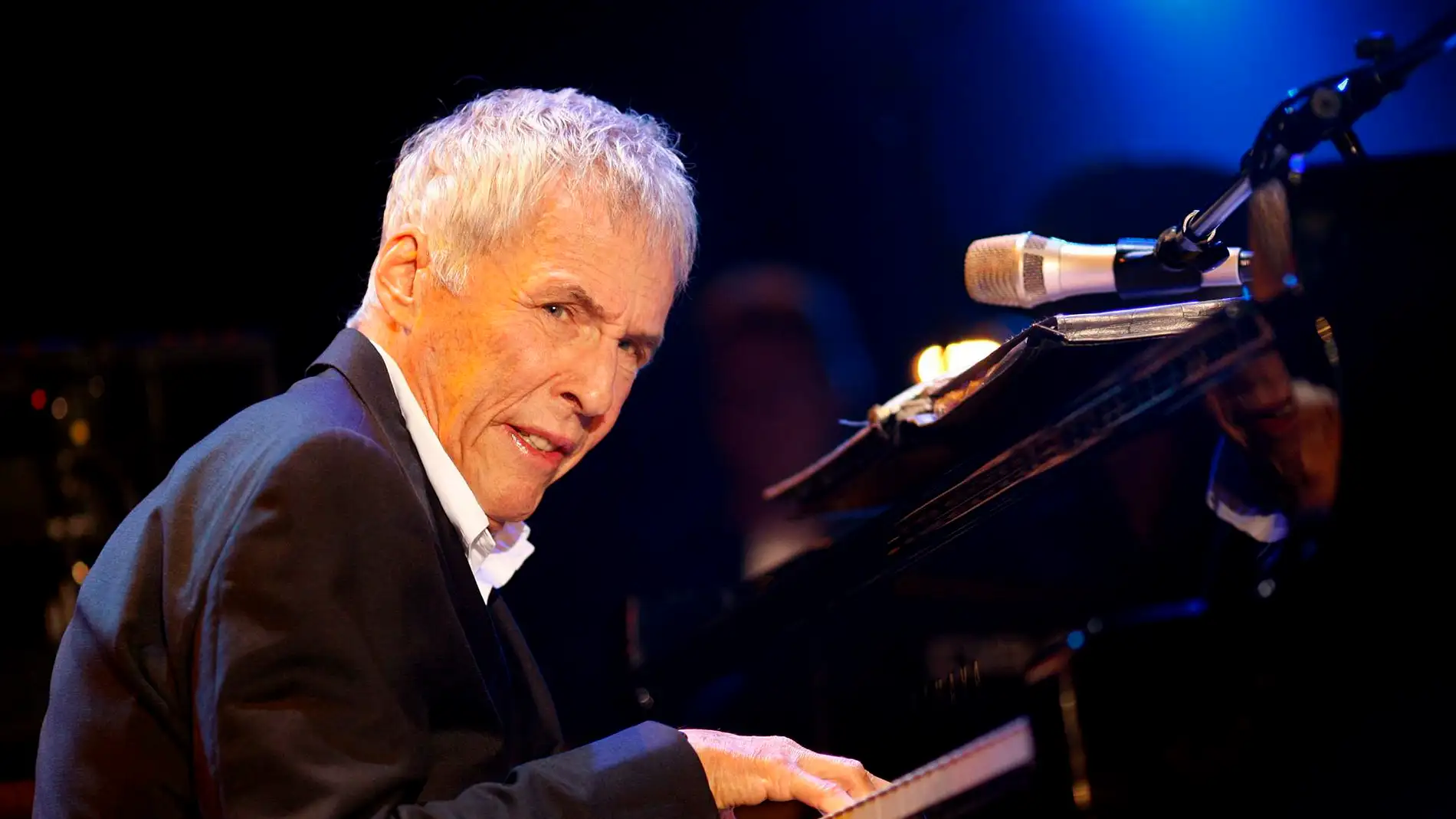 Fotografía de archivo del compositor y pianista Burt Bacharach