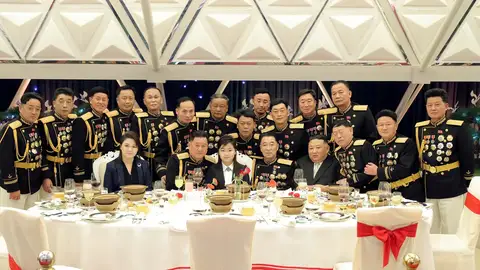 El líder norcoreano Kim Jong Un, su esposa Ri Sol Ju y su hija Kim Ju Ae El líder norcoreano Kim Jong Un, su esposa Ri Sol Ju y su hija Kim Ju Ae