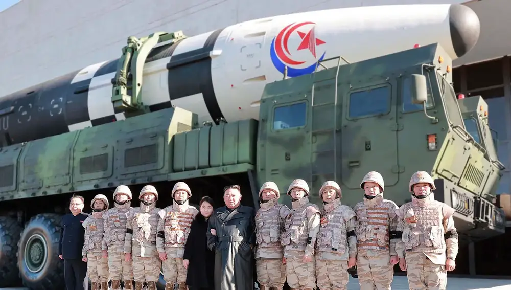 Kim Jong-un y supuestamente su hija mediana, posan con varios soldados  