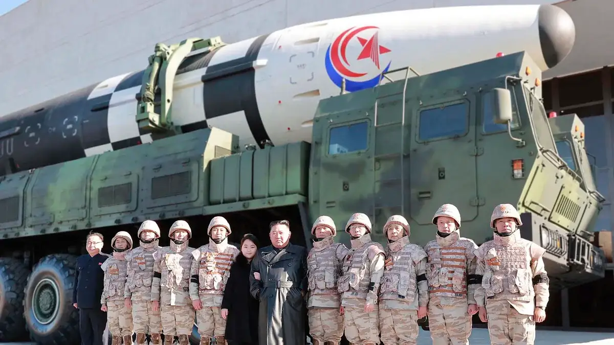 Kim Jong-un y supuestamente su hija mediana, posan con varios soldados  