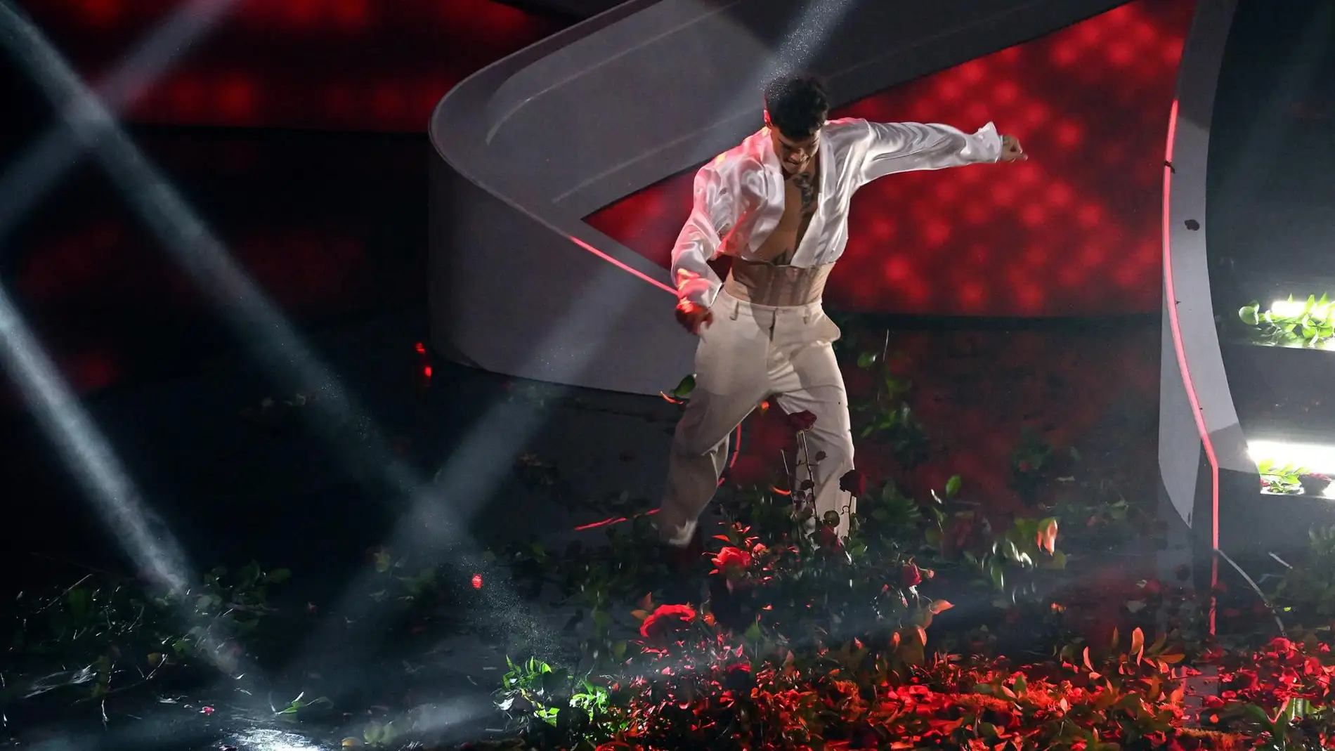 El cantante italiano Blanco destroza el escenario en el Festival de Sanremo