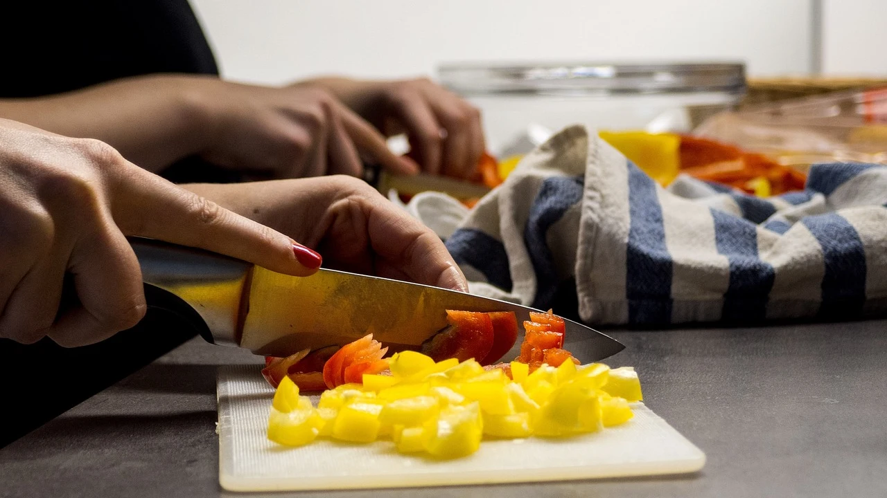 Una persona cocinando.