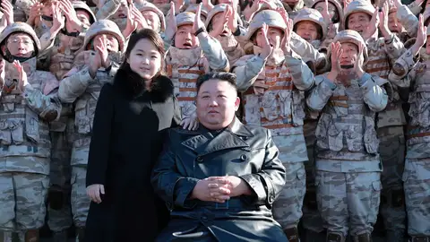 El líder norcoreano Kim Jong Un y su hija Kim Ju Ae El líder norcoreano Kim Jong Un y su hija Kim Ju Ae