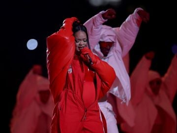 La cantante Rihanna durante su actuación en la Super Bowl