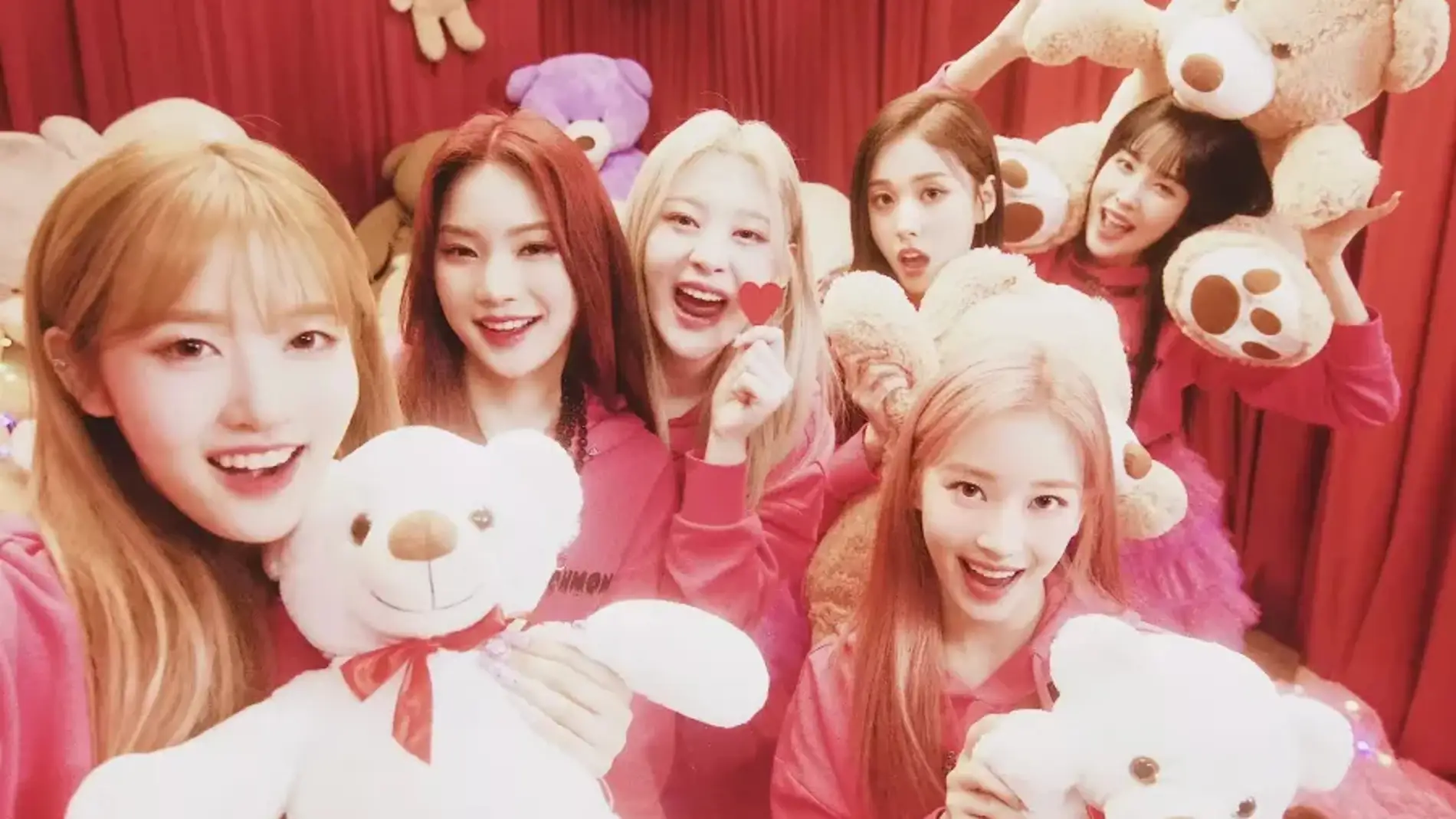 StayC en el videoclip de 'Teddy Bear'.