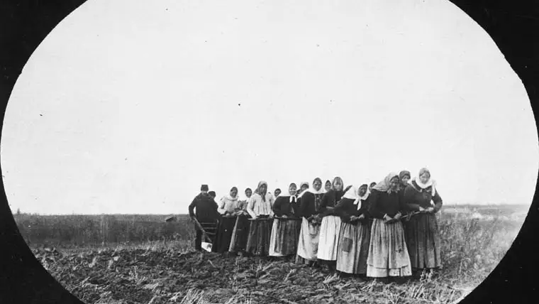 Un grupo de mujeres dujobores en Canadá en 1899