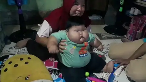 Un enorme bebé de 16 meses pesa más que un niño de ocho años y usa la ropa de su padre Un enorme bebé de 16 meses pesa más que un niño de ocho años y usa la ropa de su padre