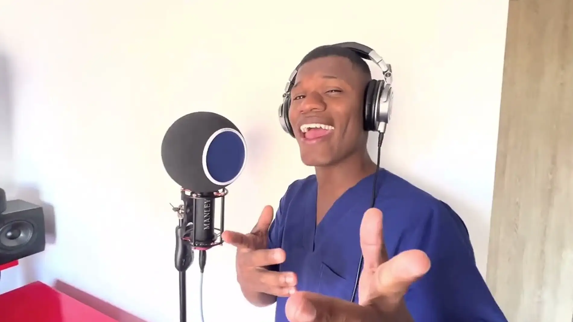 JH cantándole "a Dios y a sus seguidores"