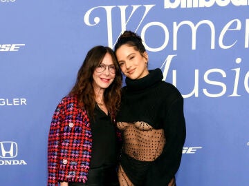 Rosalía posa junto a la presidenta de Universal Music en los Billboard Women In Music