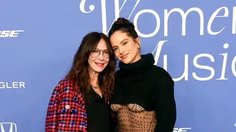 Rosalía posa junto a la presidenta de Universal Music en los Billboard Women In Music Rosalía posa junto a la presidenta de Universal Music en los Billboard Women In Music
