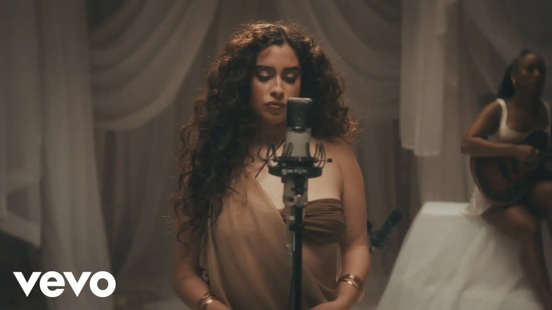 Lauren Jauregui en el vídeo de &#39;Always Love&#39; en directo.