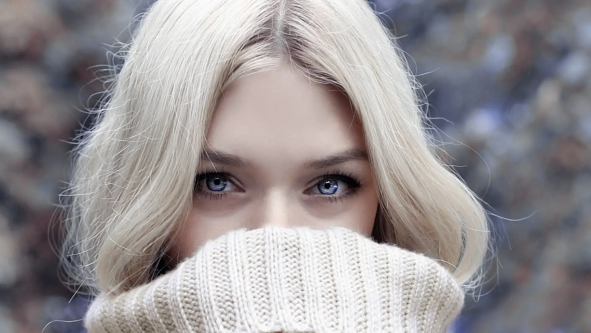 Mujer con ojos azules.