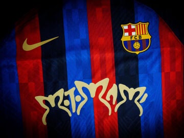 Camiseta del FC Barcelona con el logotipo de 'Motomami'