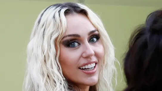 Miley Cyrus en el desfile de Versace en Los Ángeles Miley Cyrus en el desfile de Versace en Los Ángeles