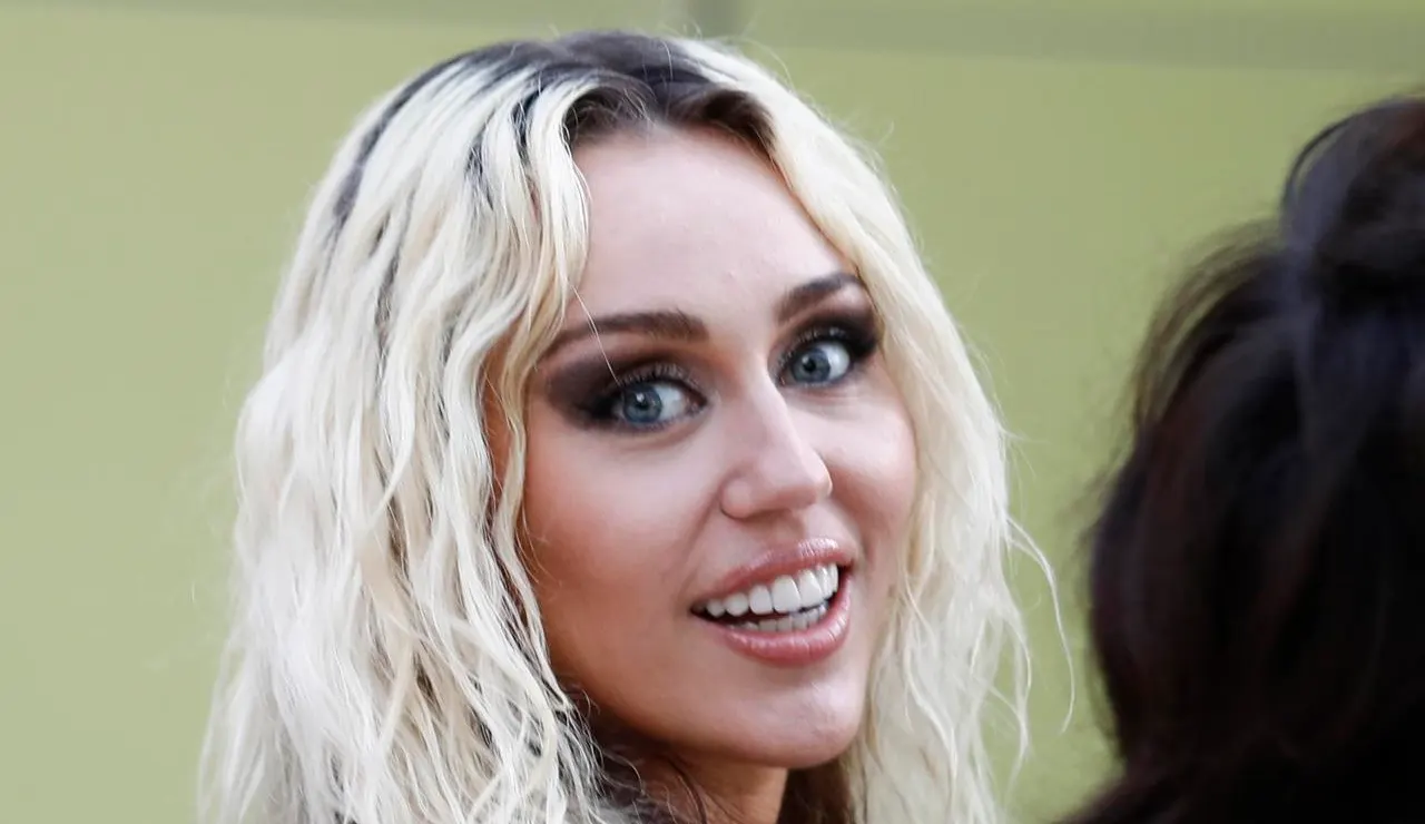 Miley Cyrus en el desfile de Versace en Los Ángeles
