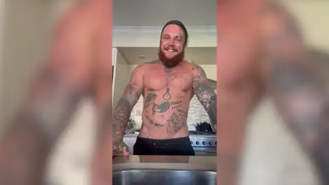 Le gasta una broma a su novia tatuándose su foto más horrible en el muslo Le gasta una broma a su novia tatuándose su foto más horrible en el muslo