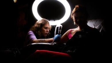 Esta tatuadora se negó a hacerle un tatuaje a una chica por este motivo