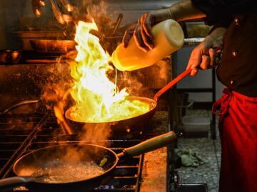 Una persona cocinando.