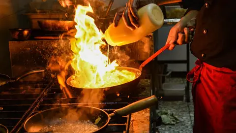 Una persona cocinando. Una persona cocinando.