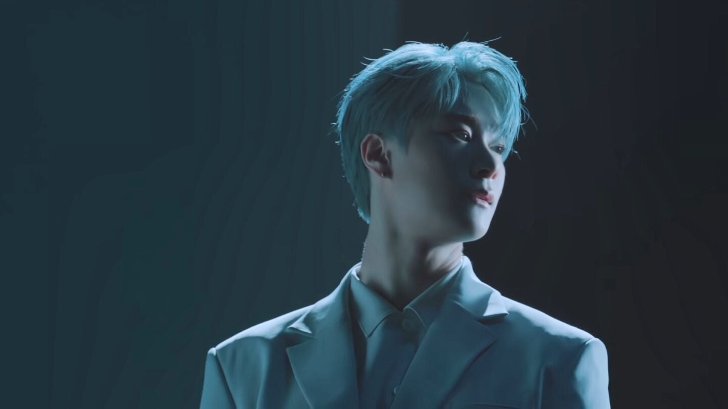 Moonbin en el videoclip de 'Knock' de Astro.