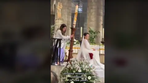 El video de una tiktoker en una iglesia se hace viral El video de una tiktoker en una iglesia se hace viral