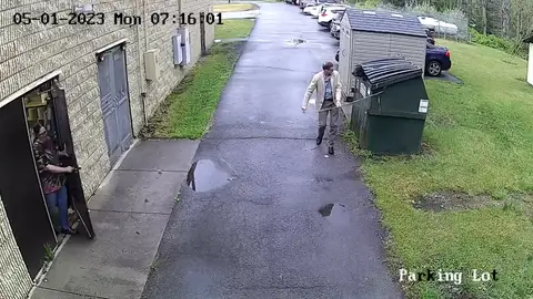 Abre un cubo de basura y se lleva el susto de su vida cuando sale un gigantesco oso de dentro Abre un cubo de basura y se lleva el susto de su vida cuando sale un gigantesco oso de dentro